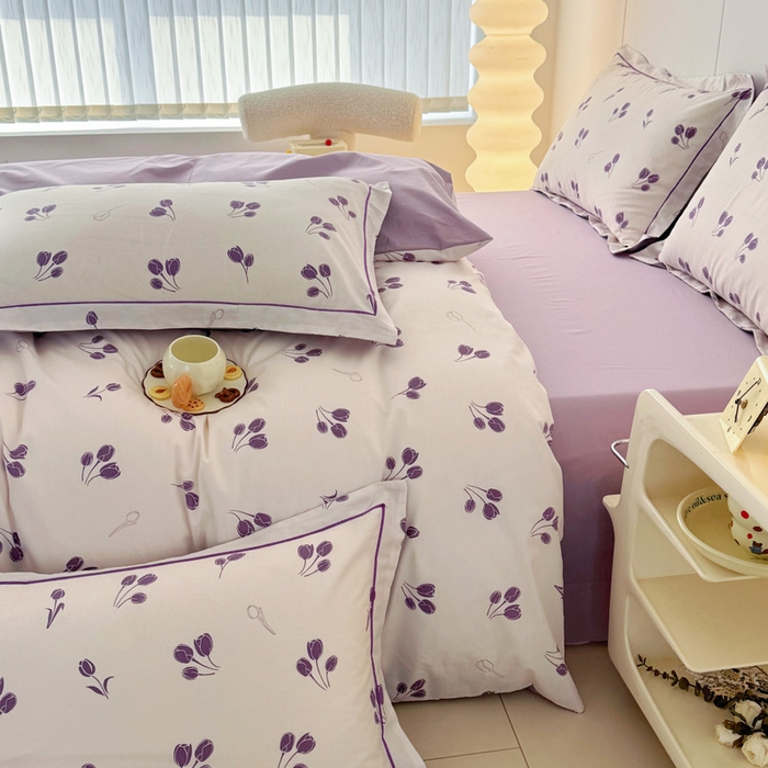 91家纺网 家纺一手货源 找家纺 2025新款133X76宽幅全棉纯棉印花系列四件套 郁见你-紫