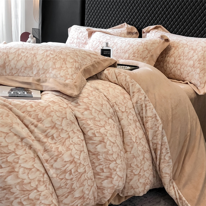 91家纺网 家纺一手货源 找家纺 2025高克重加厚牛奶绒四件套印花四件套-轻奢系列 花雾-咖