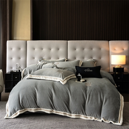 91家纺网 家纺一手货源 找家纺 保罗圣迪奥 2025新款A类高克重牛奶绒绣花四件套-米兰印象 米兰印象-闪耀灰