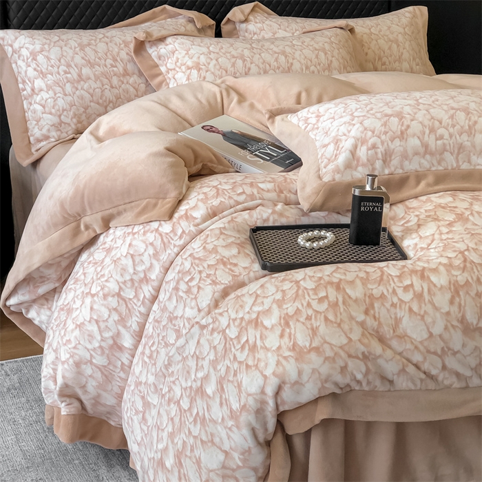 91家纺网 家纺一手货源 找家纺 2025高克重加厚牛奶绒四件套印花四件套-轻奢系列 花雾-咖