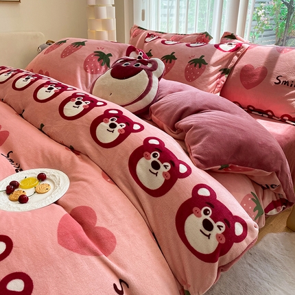 91家纺网 家纺一手货源 找家纺 （买家秀爆款不断货）A类母婴级双面牛奶绒四件套珊瑚绒四件套雪花绒四件套儿童高克重卡通牛奶绒四件套儿童 莓果熊粉