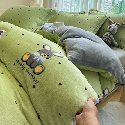 91家纺网 家纺一手货源 找家纺 （买家秀爆款不断货）A类母婴级双面牛奶绒四件套珊瑚绒四件套雪花绒四件套儿童高克重卡通牛奶绒四件套儿童 安妮兔草绿