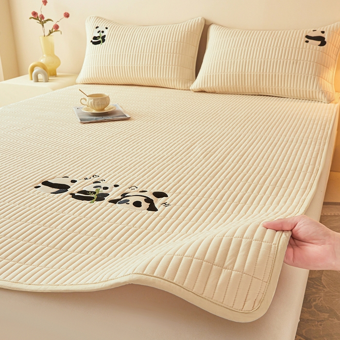 91家纺网 家纺一手货源 找家纺 2025春夏新款A类亲肤大豆床垫-刺绣系列 熊猫嘟嘟床垫-浅米色