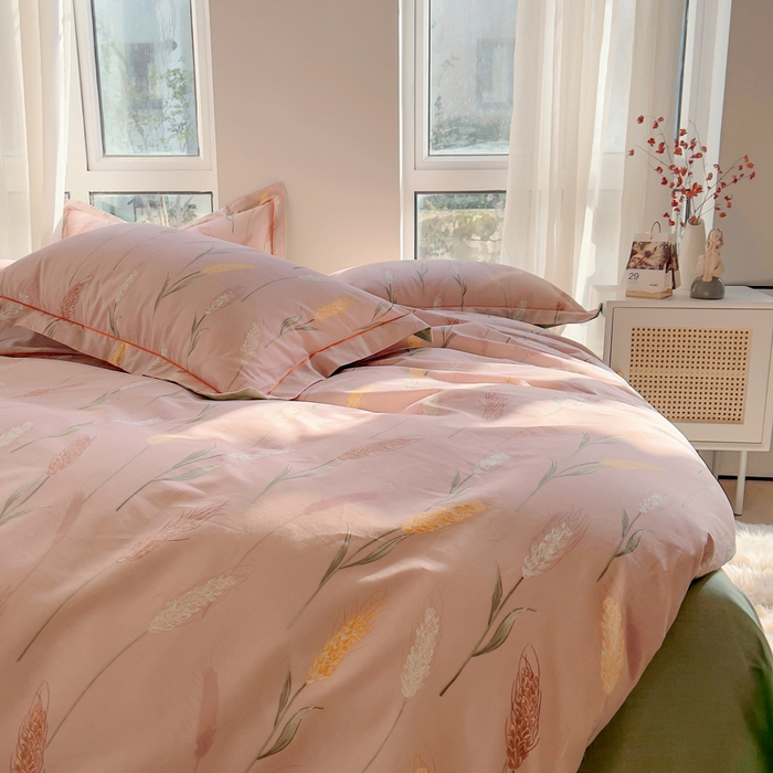 91家纺网 家纺一手货源 找家纺 2025新款133X76宽幅全棉纯棉印花系列四件套 秋言—粉