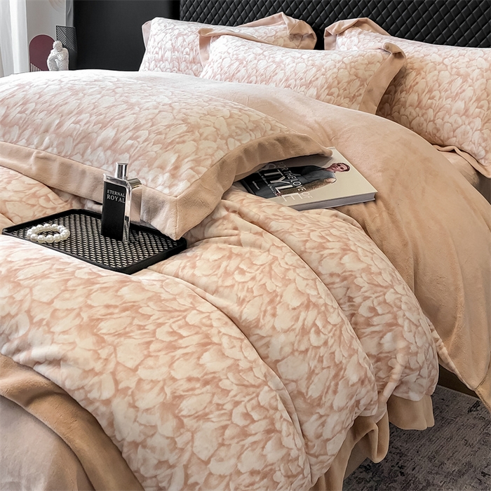 91家纺网 家纺一手货源 找家纺 2025高克重加厚牛奶绒四件套印花四件套-轻奢系列 花雾-咖