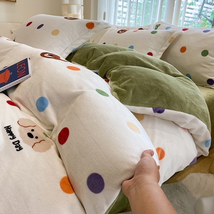 91家纺网 家纺一手货源 找家纺 （买家秀爆款不断货）A类母婴级双面牛奶绒四件套珊瑚绒四件套雪花绒四件套儿童高克重卡通牛奶绒四件套儿童 童年米白