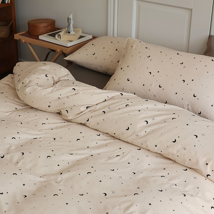 91家纺网 家纺一手货源 找家纺 绫韵家纺 2025春夏新品母婴A类全棉纯棉针织棉软糯糯小可爱卡通床单款四件套 满天星卡其