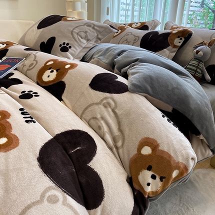 91家纺网 家纺一手货源 找家纺 （买家秀爆款不断货）A类母婴级双面牛奶绒四件套珊瑚绒四件套雪花绒四件套儿童高克重卡通牛奶绒四件套儿童 酷乐熊灰