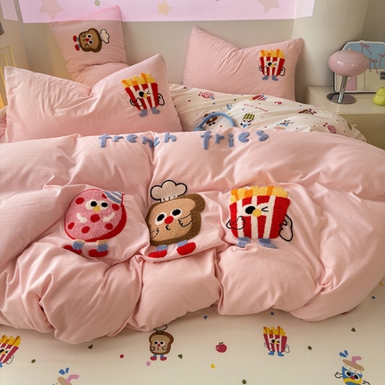 91家纺网 家纺一手货源 找家纺 2025新款糯糯棉(110克）大版卡通毛巾绣四件套（提供买家绣）-场景二 多巴胺甜甜圈