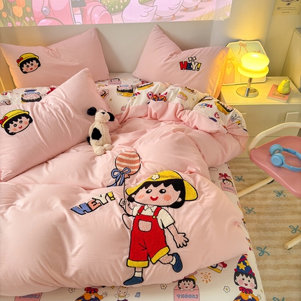 91家纺网 家纺一手货源 找家纺 2025新款糯糯棉(110克）大版卡通毛巾绣四件套（提供买家绣）-场景二 小丸子去郊游