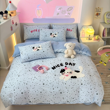 91家纺网 家纺一手货源 找家纺 2025新款糯糯棉(110克）大版卡通毛巾绣四件套（提供买家绣）-场景二 晚睡小猫