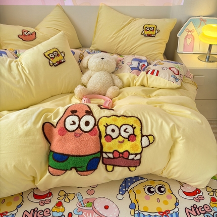 91家纺网 家纺一手货源 找家纺 2025新款糯糯棉(110克）大版卡通毛巾绣四件套（提供买家绣）-场景二 黄色块块和粉红尖尖