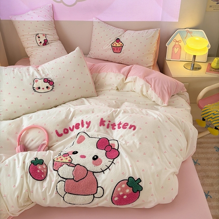 91家纺网 家纺一手货源 找家纺 2025新款糯糯棉(110克）大版卡通毛巾绣四件套（提供买家绣）-场景二 kt-莓烦恼