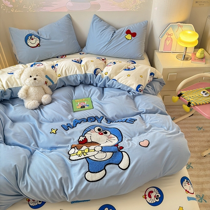 91家纺网 家纺一手货源 找家纺 2025新款糯糯棉(110克）大版卡通毛巾绣四件套（提供买家绣）-场景二 过生日的小蓝