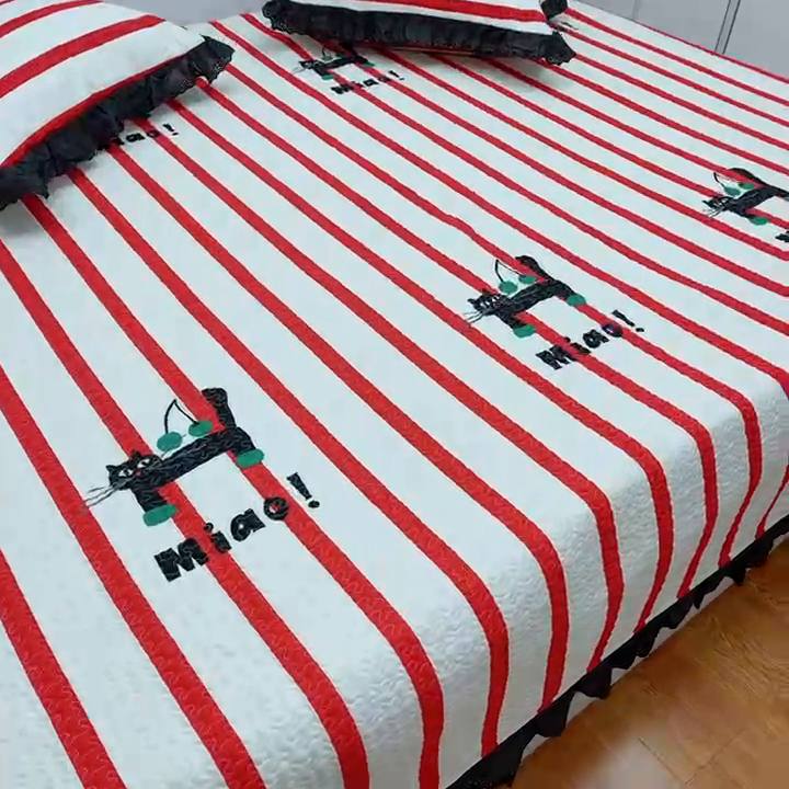 91家纺网 家纺一手货源 找家纺 暖居 2024新款纯棉绗缝夹棉榻榻米支持定制防滑全棉印花小碎花农村大炕盖三件套系列 条纹猫