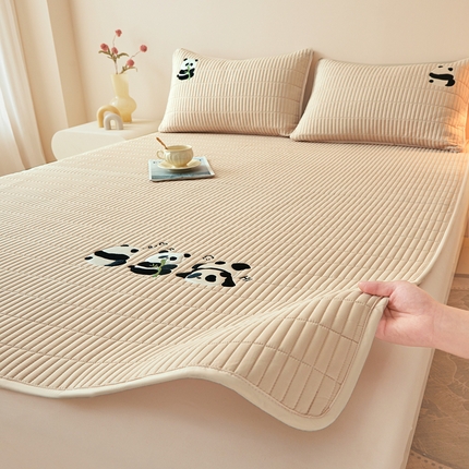 91家纺网 家纺一手货源 找家纺 2025春夏新款A类亲肤大豆床垫-刺绣系列 熊猫嘟嘟床垫-浅卡其