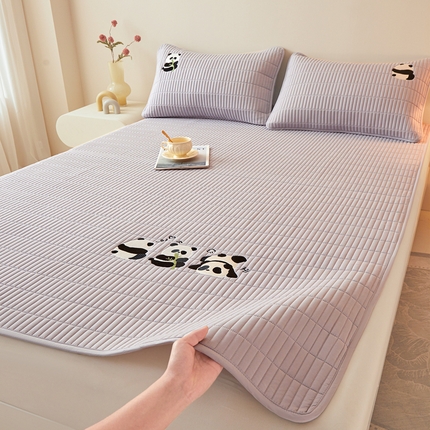 91家纺网 家纺一手货源 找家纺 2025春夏新款A类亲肤大豆床垫-刺绣系列 熊猫嘟嘟床垫-时尚灰