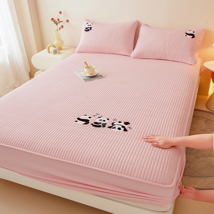 91家纺网 家纺一手货源 找家纺 雅萱家纺 2025新款A类亲肤绣花大豆床笠-熊猫嘟嘟 熊猫嘟嘟床笠-清新粉