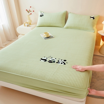 91家纺网 家纺一手货源 找家纺 雅萱家纺 2025新款A类亲肤绣花大豆床笠-熊猫嘟嘟 熊猫嘟嘟床笠-松石绿