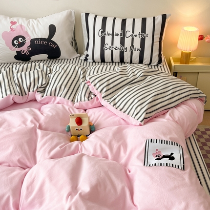 91家纺网 家纺一手货源 找家纺 海岛哥哥 2025新款超柔云朵棉布标系列四件套 布标-小粉猫