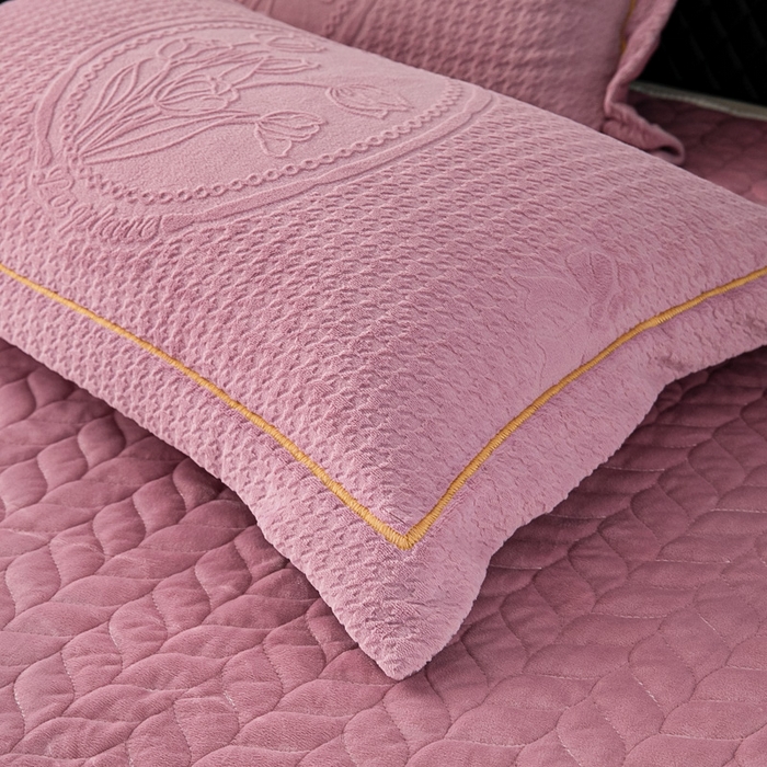 91家纺网 家纺一手货源 找家纺 畅畅家纺 2025新款12斤加厚冬季轻奢款230克全消光立体雕花牛奶绒夹棉床盖四件套 轻奢花语-豆沙