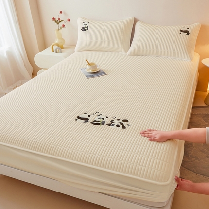 91家纺网 家纺一手货源 找家纺 雅萱家纺 2025新款A类亲肤绣花大豆床笠-熊猫嘟嘟 熊猫嘟嘟床笠-浅米色