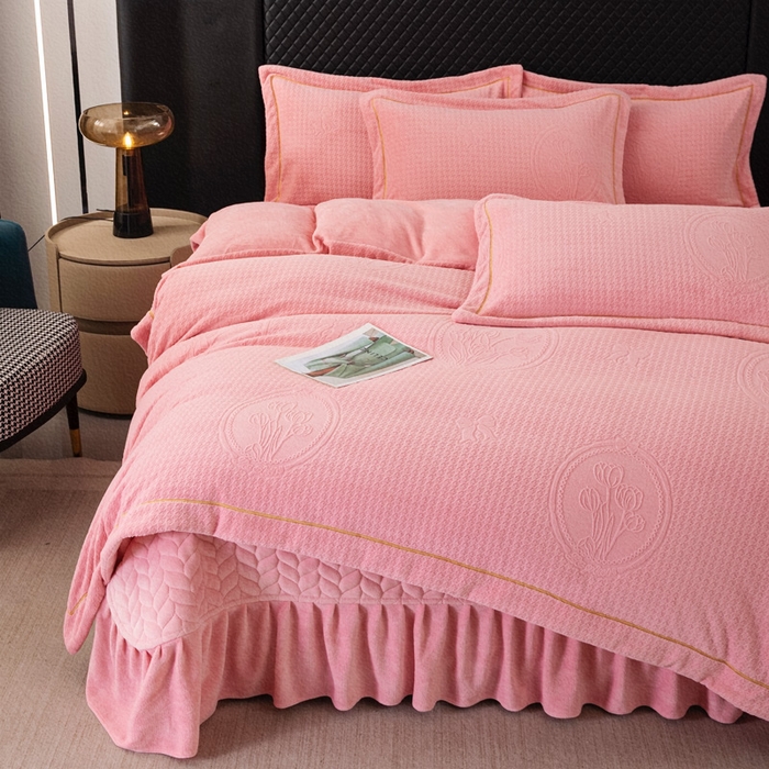 91家纺网 家纺一手货源 找家纺 畅畅家纺 2025新款12斤加厚冬季轻奢款230克全消光立体雕花牛奶绒夹棉床盖四件套 轻奢花语-粉色