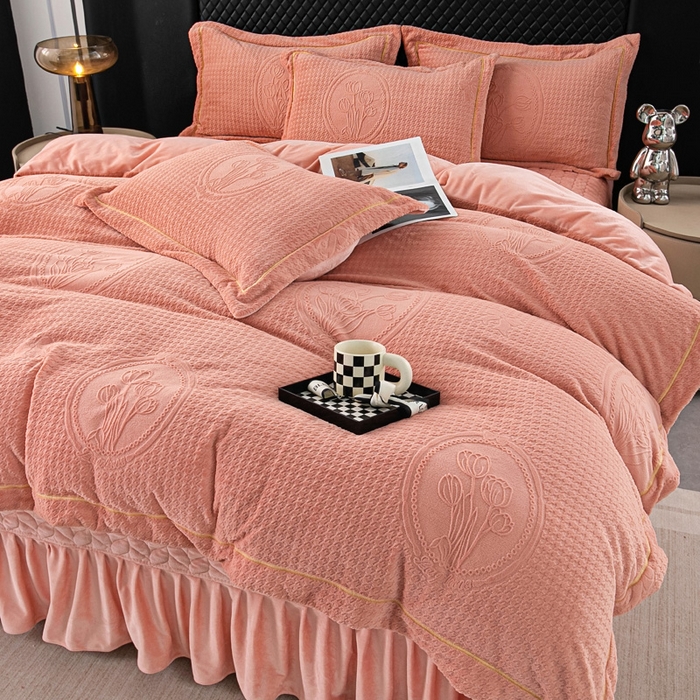 91家纺网 家纺一手货源 找家纺 畅畅家纺 2025新款12斤加厚冬季轻奢款230克全消光立体雕花牛奶绒夹棉床盖四件套 轻奢花语-橘色