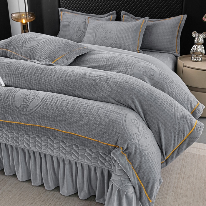 91家纺网 家纺一手货源 找家纺 畅畅家纺 2025新款12斤加厚冬季轻奢款230克全消光立体雕花牛奶绒夹棉床盖四件套 轻奢花语-深灰