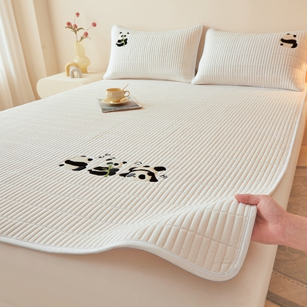 91家纺网 家纺一手货源 找家纺 2025春夏新款A类亲肤大豆床垫-刺绣系列 熊猫嘟嘟床垫-云朵白