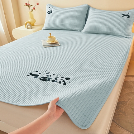 91家纺网 家纺一手货源 找家纺 2025春夏新款A类亲肤大豆床垫-刺绣系列 熊猫嘟嘟床垫-天空蓝