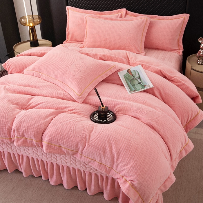 91家纺网 家纺一手货源 找家纺 畅畅家纺 2025新款12斤加厚冬季轻奢款230克全消光立体雕花牛奶绒夹棉床盖四件套 轻奢花语-粉色