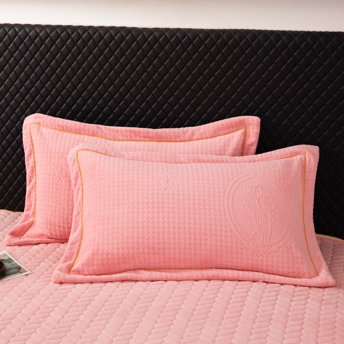 91家纺网 家纺一手货源 找家纺 畅畅家纺 2025新款12斤加厚冬季轻奢款230克全消光立体雕花牛奶绒夹棉床盖四件套 轻奢花语-粉色