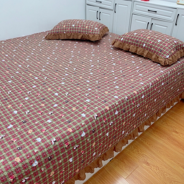 91家纺网 家纺一手货源 找家纺 暖居 2024新款纯棉绗缝夹棉榻榻米支持定制防滑全棉印花小碎花农村大炕盖三件套系列 玛奇朵圣诞