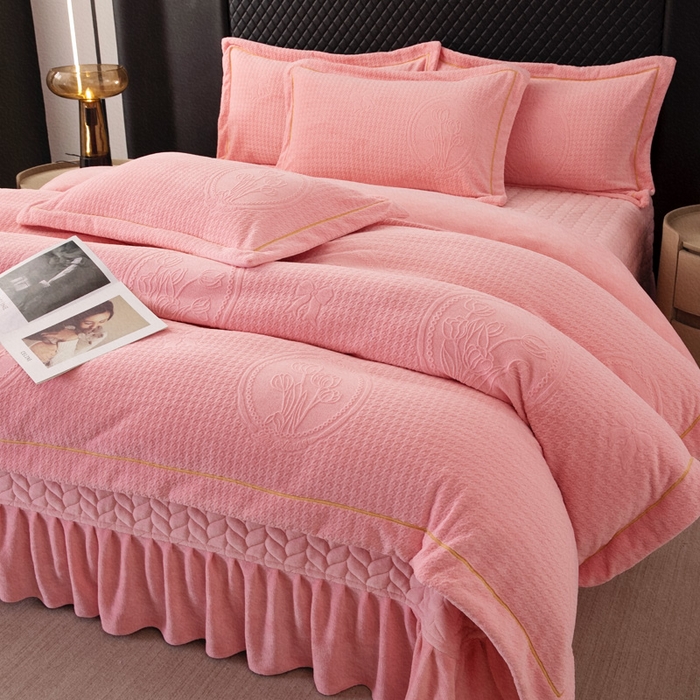 91家纺网 家纺一手货源 找家纺 畅畅家纺 2025新款12斤加厚冬季轻奢款230克全消光立体雕花牛奶绒夹棉床盖四件套 轻奢花语-粉色