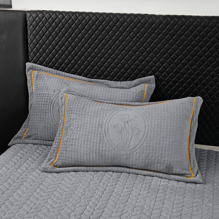 91家纺网 家纺一手货源 找家纺 畅畅家纺 2025新款12斤加厚冬季轻奢款230克全消光立体雕花牛奶绒夹棉床盖四件套 轻奢花语-深灰