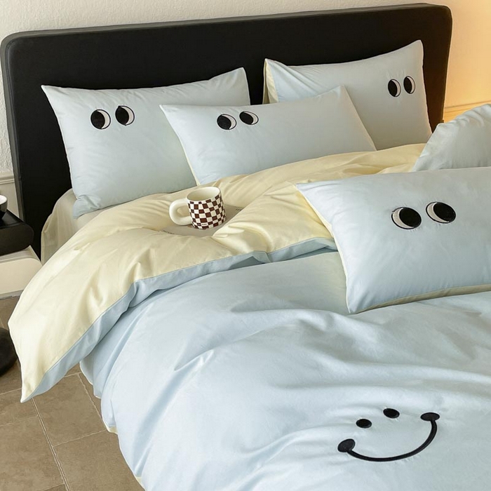 91家纺网 家纺一手货源 找家纺 ab家纺 2025新款纯色水洗棉笑脸双拼绣花四件套 笑脸  天空蓝浅黄