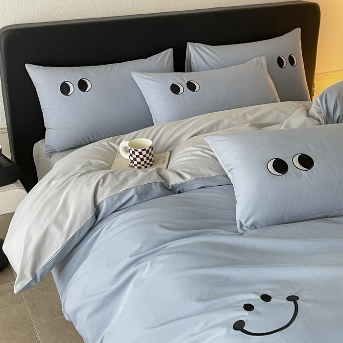 91家纺网 家纺一手货源 找家纺 ab家纺 2025新款纯色水洗棉笑脸双拼绣花四件套 笑脸  浅蓝灰
