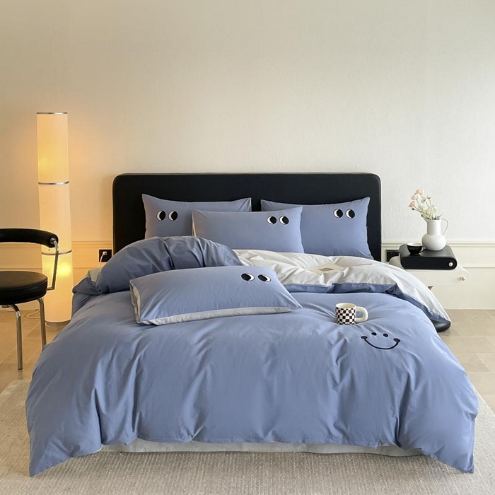 91家纺网 家纺一手货源 找家纺 ab家纺 2025新款纯色水洗棉笑脸双拼绣花四件套 笑脸  宾利蓝浅灰