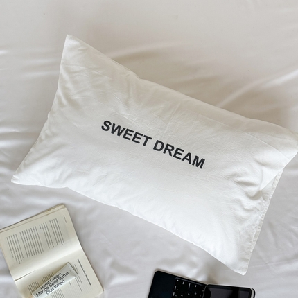 91家纺网 家纺一手货源 找家纺 （总）艾沁家纺 2025新款全棉纯棉水洗棉数码印花字母枕套