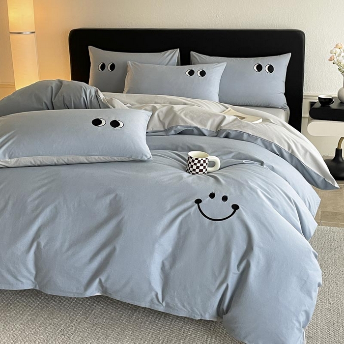 91家纺网 家纺一手货源 找家纺 ab家纺 2025新款纯色水洗棉笑脸双拼绣花四件套 笑脸  浅蓝灰