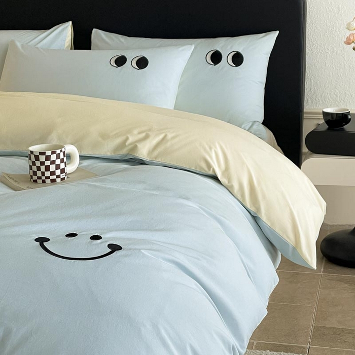 91家纺网 家纺一手货源 找家纺 ab家纺 2025新款纯色水洗棉笑脸双拼绣花四件套 笑脸  天空蓝浅黄