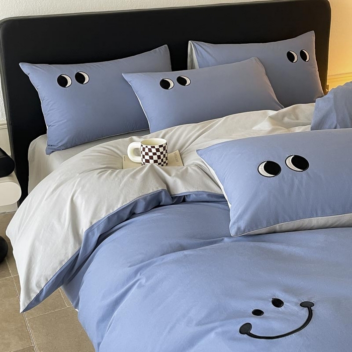 91家纺网 家纺一手货源 找家纺 ab家纺 2025新款纯色水洗棉笑脸双拼绣花四件套 笑脸  宾利蓝浅灰