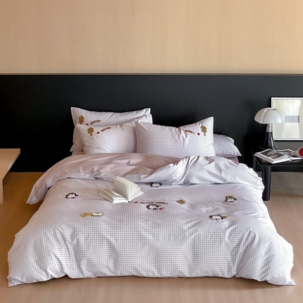 91家纺网 家纺一手货源 找家纺 FORTWO家纺 2025新款全棉长绒棉格子卡通毛巾绣四件套 企鹅先生