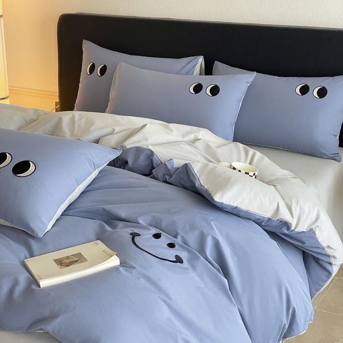 91家纺网 家纺一手货源 找家纺 ab家纺 2025新款纯色水洗棉笑脸双拼绣花四件套 笑脸  宾利蓝浅灰