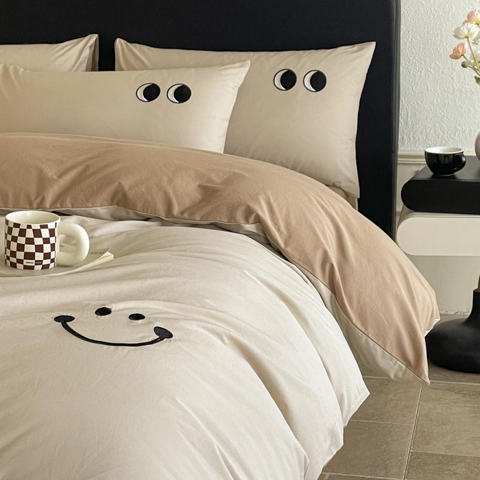 91家纺网 家纺一手货源 找家纺 ab家纺 2025新款纯色水洗棉笑脸双拼绣花四件套 笑脸 卡其米咖