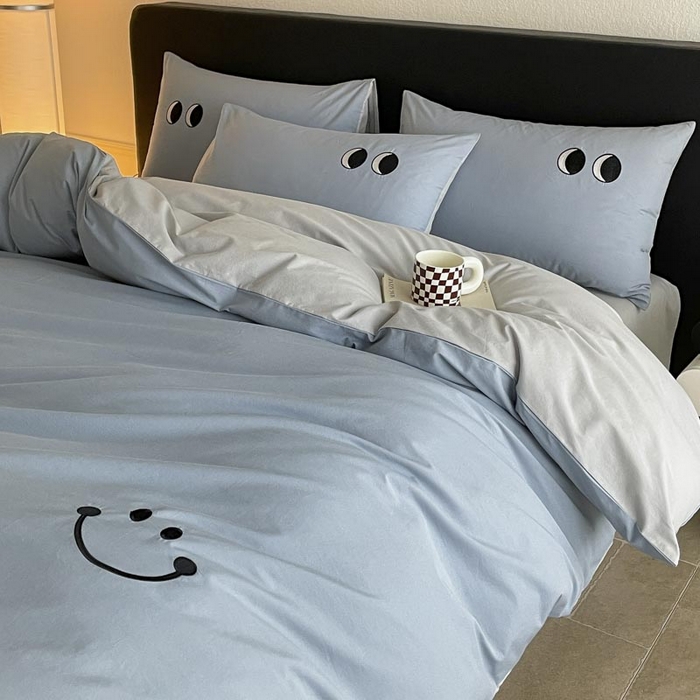 91家纺网 家纺一手货源 找家纺 ab家纺 2025新款纯色水洗棉笑脸双拼绣花四件套 笑脸  浅蓝灰