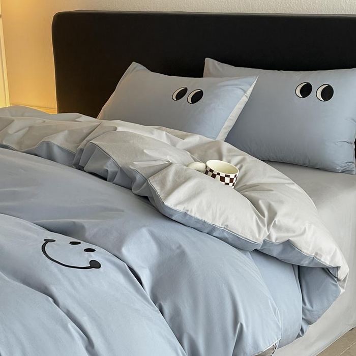 91家纺网 家纺一手货源 找家纺 ab家纺 2025新款纯色水洗棉笑脸双拼绣花四件套 笑脸  浅蓝灰