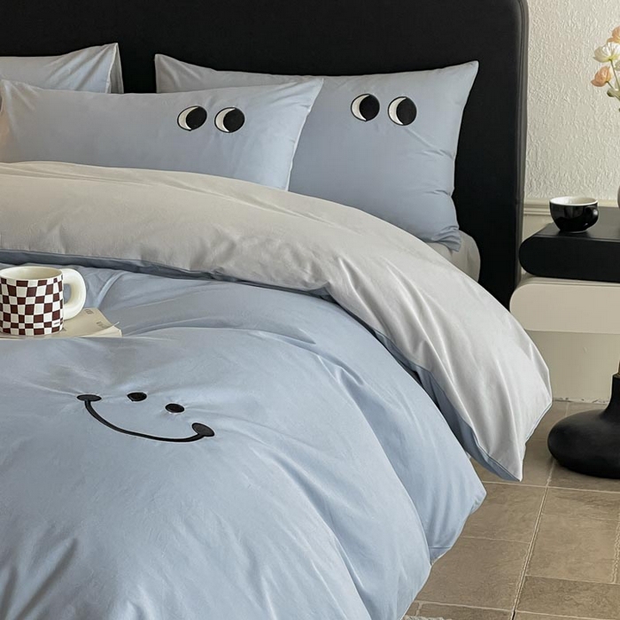 91家纺网 家纺一手货源 找家纺 ab家纺 2025新款纯色水洗棉笑脸双拼绣花四件套 笑脸  浅蓝灰