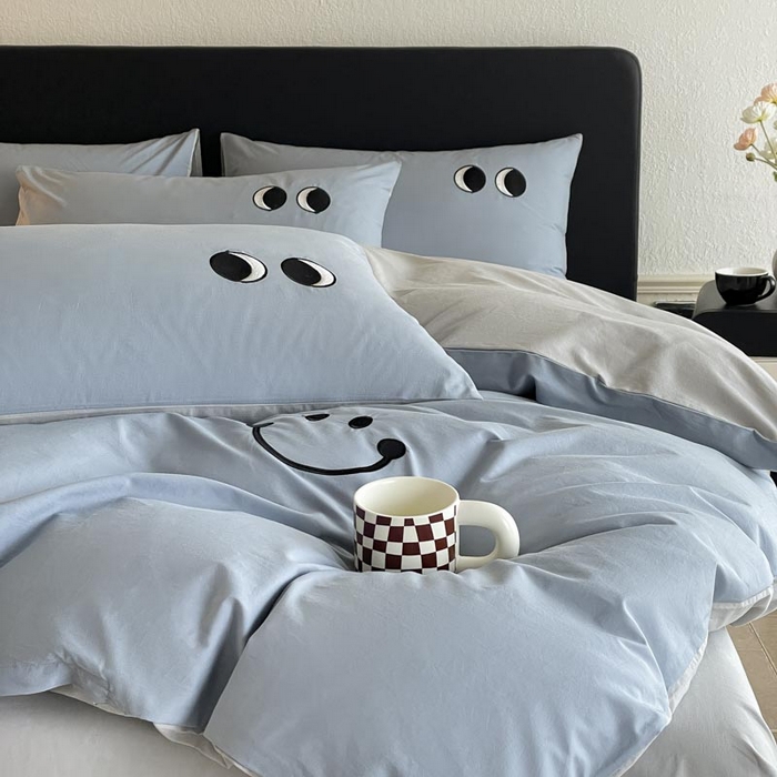 91家纺网 家纺一手货源 找家纺 ab家纺 2025新款纯色水洗棉笑脸双拼绣花四件套 笑脸  浅蓝灰